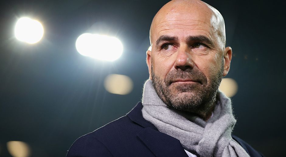 
                <strong>Die Karriere des Peter Bosz</strong><br>
                Bei Ajax wird er Nachfolger von Frank de Boer, der anschließend bei Inter Mailand nicht glücklich wird. In der Eredivisie muss sich der Rekordmeister unter Bosz im knappen Meisterrennen Feyenoord mit einem Punkt Rückstand beugen.
              