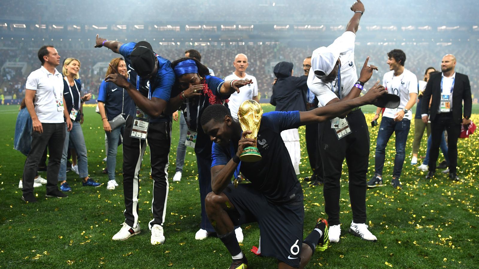 
                <strong>Paul Pogba feiert mit der Familie </strong><br>
                Dann beginnt der inoffizielle Teil der Party: Paul Pogba holt seine Mutter und zwei Brüder aufs Spielfeld...
              