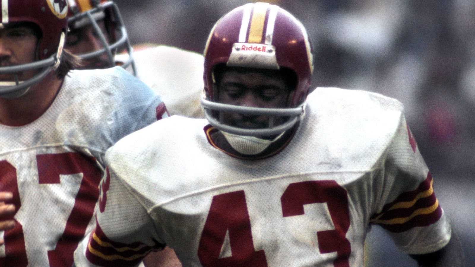 <strong>1972: Larry Brown (Running Back, Washington Redskins)</strong><br>Mit nur 180 Zentimetern war Brown ein verhältnismäßig kleiner NFL-Spieler. Doch seine Fähigkeit, trotz Tacklings auf den Füßen zu bleiben und mit dem niedrigen Körperschwerpunkt Yards zu machen, war eindrucksvoll.