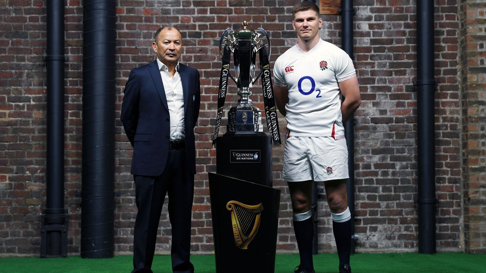 
                <strong>England</strong><br>
                Der Vize-Weltmeister gehört jedes Jahr zu den großen Favoriten der Six Nations. Cheftrainer Eddie Jones (li.) hat mit seinen Nominierungen allerdings einige Fragezeichen hinterlassen (kein Spezialist für die 8er-Position, kein Umbruch auf Gedrängehalb). Wenn die Topformation in ähnlicher Form wie bei der WM ist und das Verletzungspech nicht zuschlägt, ist mit England zu rechnen. Siegchance: 30 Prozent
              