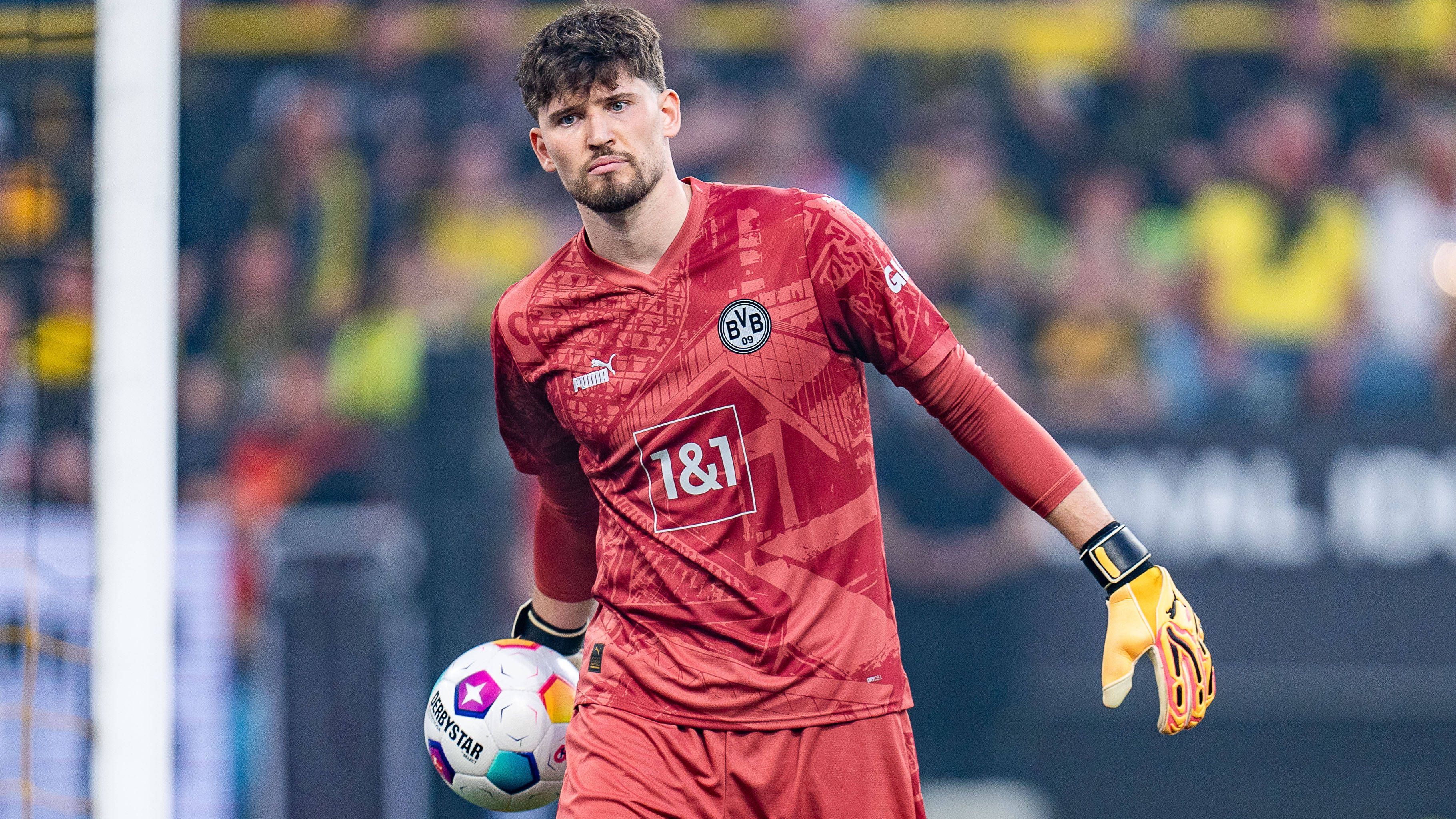 <strong>Gregor Kobel</strong><br>Gregor Kobel ist der große Rückhalt der Borussia. So manche Punkte konnte der BVB nur durch starke Paraden ihres Schlussmanns einfahren. Alle 71 Minuten kassiert der Schweizer einen Treffer - Top-10-Wert der Liga. Sein Vertrag läuft noch bis 2028. Interesse gab es zuletzt von Paris Saint Germain. Dennoch erscheint ein <strong>Verbleib</strong> als realistisch.