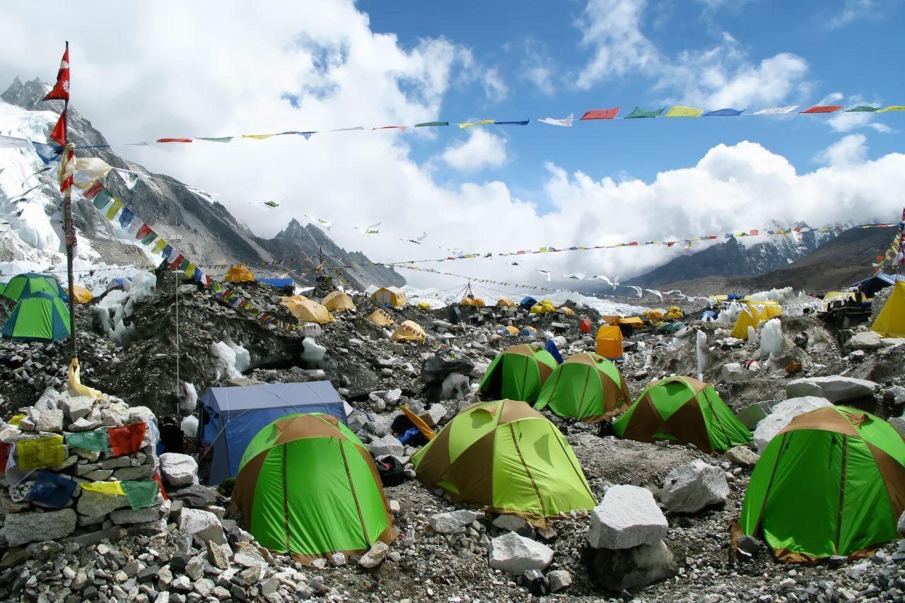 Seitdem das Erklimmen des Gipfels in den 1980-er Jahren auch unter Amateurinnen und Amateuren populär wurde, sammelte sich hier tonnenweise Müll, der sich aufgrund der Höhe nur schwer entsorgen lässt. Klar, den höchsten Berg der Welt gibts nur einmal. Doch auch die umliegenden Gipfel im Himalaya-Gebirge sind spektakulär - und es müssen ja nicht immer gleich die "Achttausender" sein.