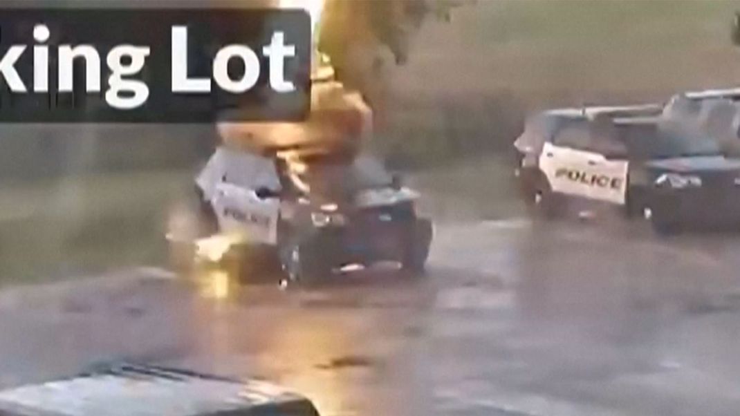 Blitzeinschlag im US-amerikanischen Newcastle: Getroffen wurde das Autodach eines Polizeiwagens.