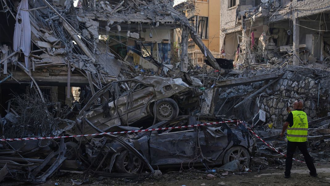 Israel, Ramat Gan: Israelische Sicherheitskräfte inspizieren zerstörte Wohngebäude, die von einer aus dem Iran abgefeuerten Rakete getroffen wurden, in Ramat Gan, in der Nähe von Tel Aviv.