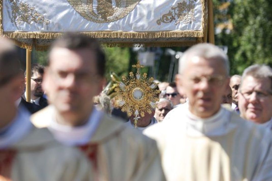 Wer aus der Kirche austritt, kann nur bei speziellen Ausnahmen Sakramente empfangen.