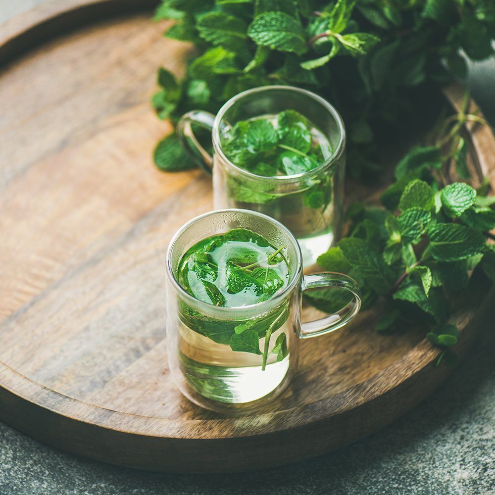 Bei Bauchschmerzen solltest du Pfefferminztee trinken. Er beruhigt die Muskulatur des Magen-Darm-Traktes. 2 bis 3 Tassen Tee wirken krampflösend, entspannend und fördern die Fettverdauung. 