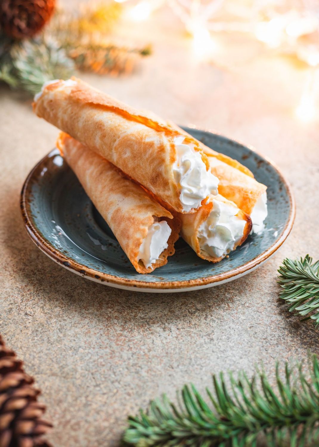 Gedrehte Waffeln mit Sahnefüllung? Nicht ganz. Das ist der norwegische Weihnachtsklassiker Krumkake. 