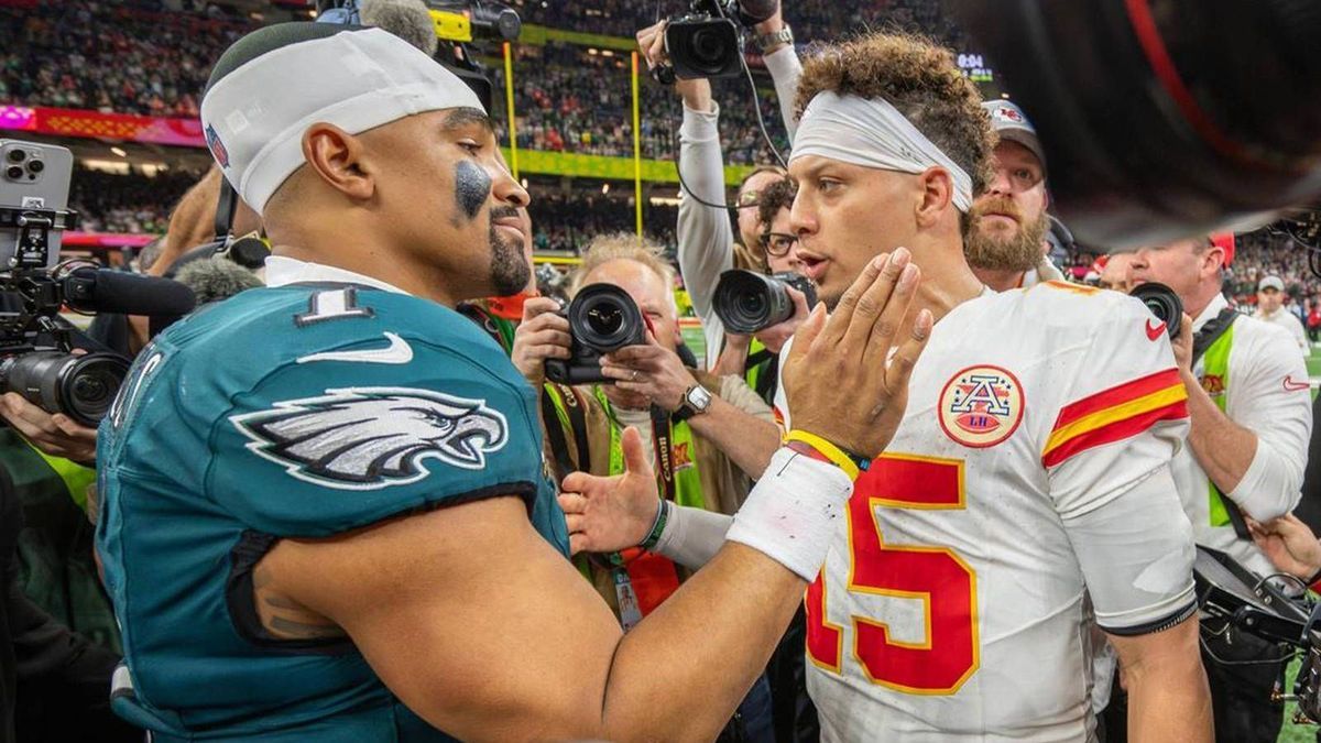 SPORTS-FBN-MCDOWELL-COLUMN-KC Philadelphia Eagles quarterback Jalen Hurts (1) and Kansas City Chiefs quarterback Patrick Mahomes (15) meet on the field after the Eaglesi 40-22 victory over the Chie...