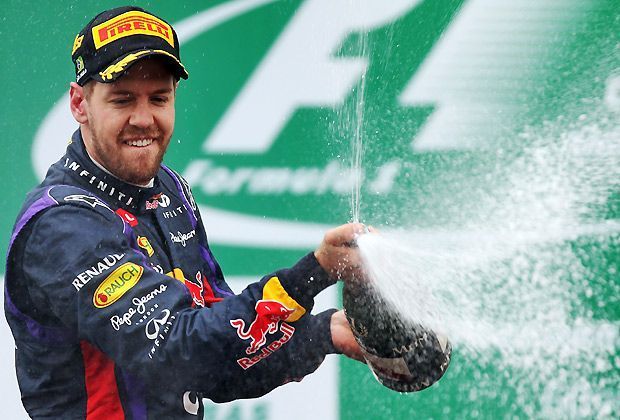 
                <strong>Champagner-Dusche</strong><br>
                Sebastian Vettel feiert sein überragendes Jahr mit der obligatorischen Champagner-Dusche. Der vierte WM-Titel in Serie, neun Siege in Folge und 13 Saisonsiege insgesamt - besser geht es kaum
              