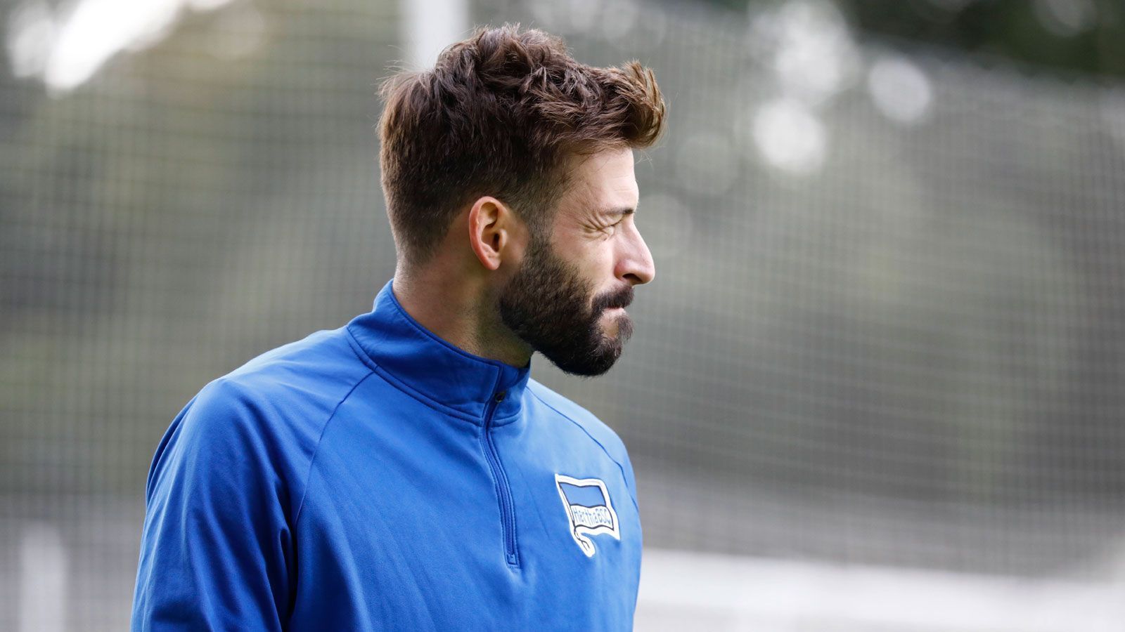 
                <strong>Auch Plattenhardt positiv getestet</strong><br>
                Noch am selben Abend verschärfte sich die Situation rund um das Berliner Westend. Durch den positiven PCR-Test von Linksverteidiger Marvin Plattenhardt, dem insgesamt vierten in Mannschaft und Trainerteam, sah sich das zuständige Gesundheitsamt Charlottenburg-Wilmersdorf dazu gezwungen, das gesamte Team in eine 14-tägige Quarantäne zu schicken. "Das ist aus gesundheitlicher Sicht der absolut richtige Schritt. Aus sportlicher Sicht trifft uns das natürlich, denn wir haben nun im Kampf um den Klassenerhalt im Mai sechs Bundesliga-Spiele bis zum Saisonende am 22. Mai zu absolvieren", stellte Arne Friedrich fest.
              