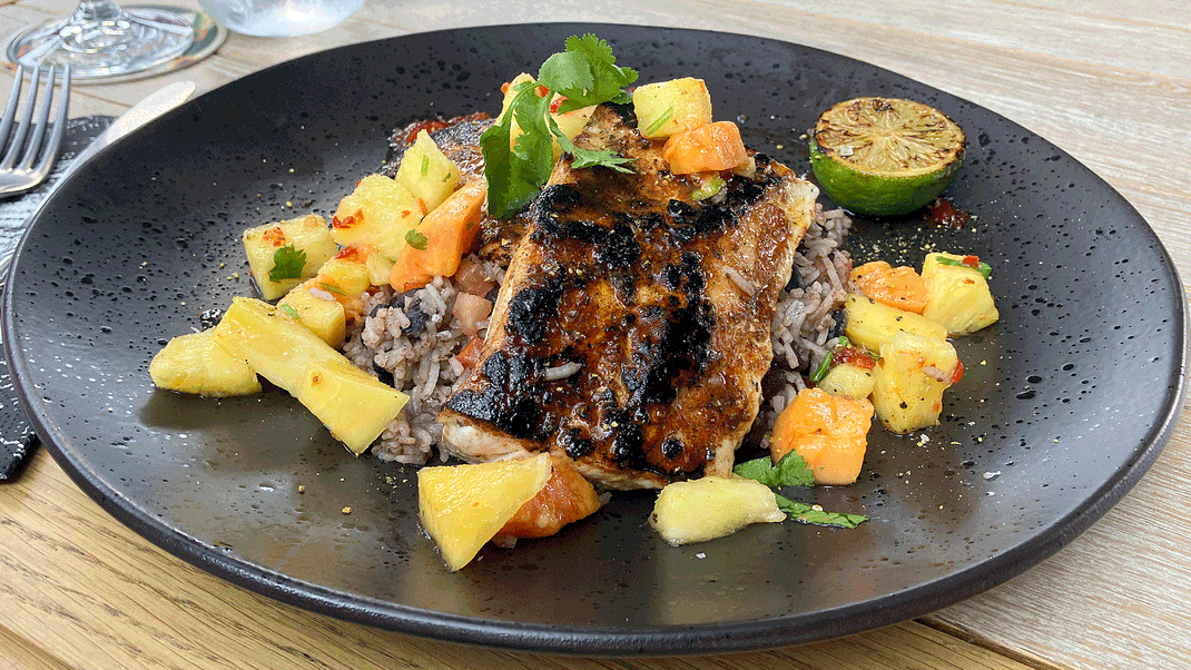 Blackened Mahi Mahi – scharf angebratenes Goldmakrelenfilet, kreolischer Gewürzmischung, Dirty Rice mit schwarzen Bohnen und Mango-Papaya-Salsa