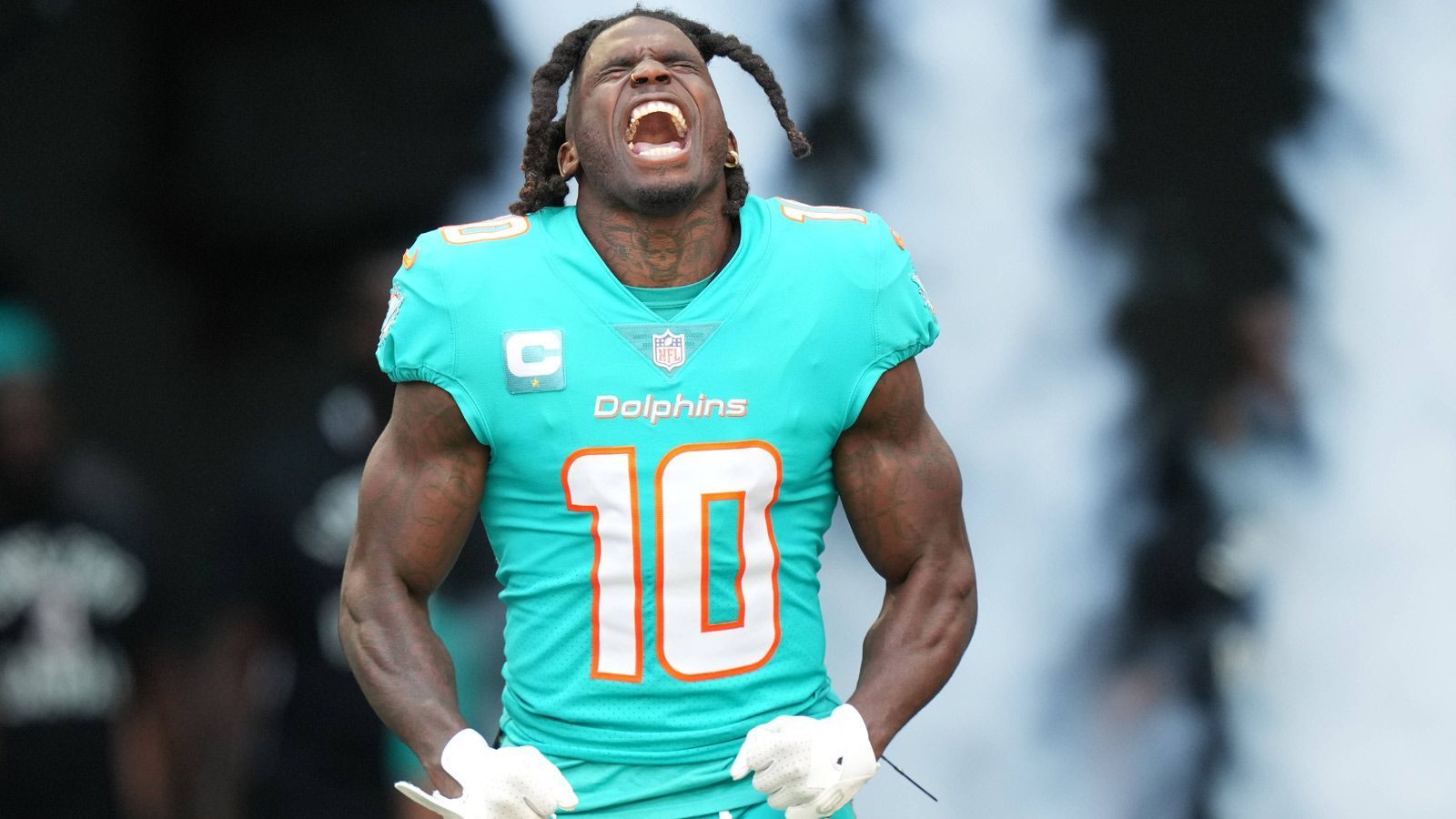 
                <strong>Platz 2: Tyreek Hill (Miami Dolphins) </strong><br>
                Spätestens in der vergangenen Saison hat Tyreek Hill bewiesen, dass er wohl der spektakulärste Wide Receiver der NFL ist. Auch ohne Patrick Mahomes bewies er bei den Miami Dolphins, dass er aus jedem gefangenen Pass ein Big Play zaubern kann. Sechs Spiele über 140 Receiving Yards in 2022 sprechen eine eindeutige Sprache. "Er dominiert seit Jahren die NFL. Er ist so vielseitig einsatzbar, das ist fast unheimlich", so Adams. 
              