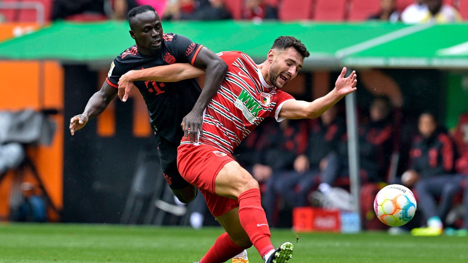 
                <strong>FC Bayern in der Einzelkritik: Mane ein Totalausfall, Offensive schwach</strong><br>
                Der FC Bayern patzt ausgerechnet zum Auftakt des Oktoberfests. Im Derby beim bis dahin zu Hause punktlosen FC Augsburg kassiert der FC Bayern nach zuvor drei Unentschieden in Folge die erste Saisonniederlage. Maßgeblich dafür ist vor allem die harmlose Offensive der Münchner. Die ran-Einzelkritik.
              