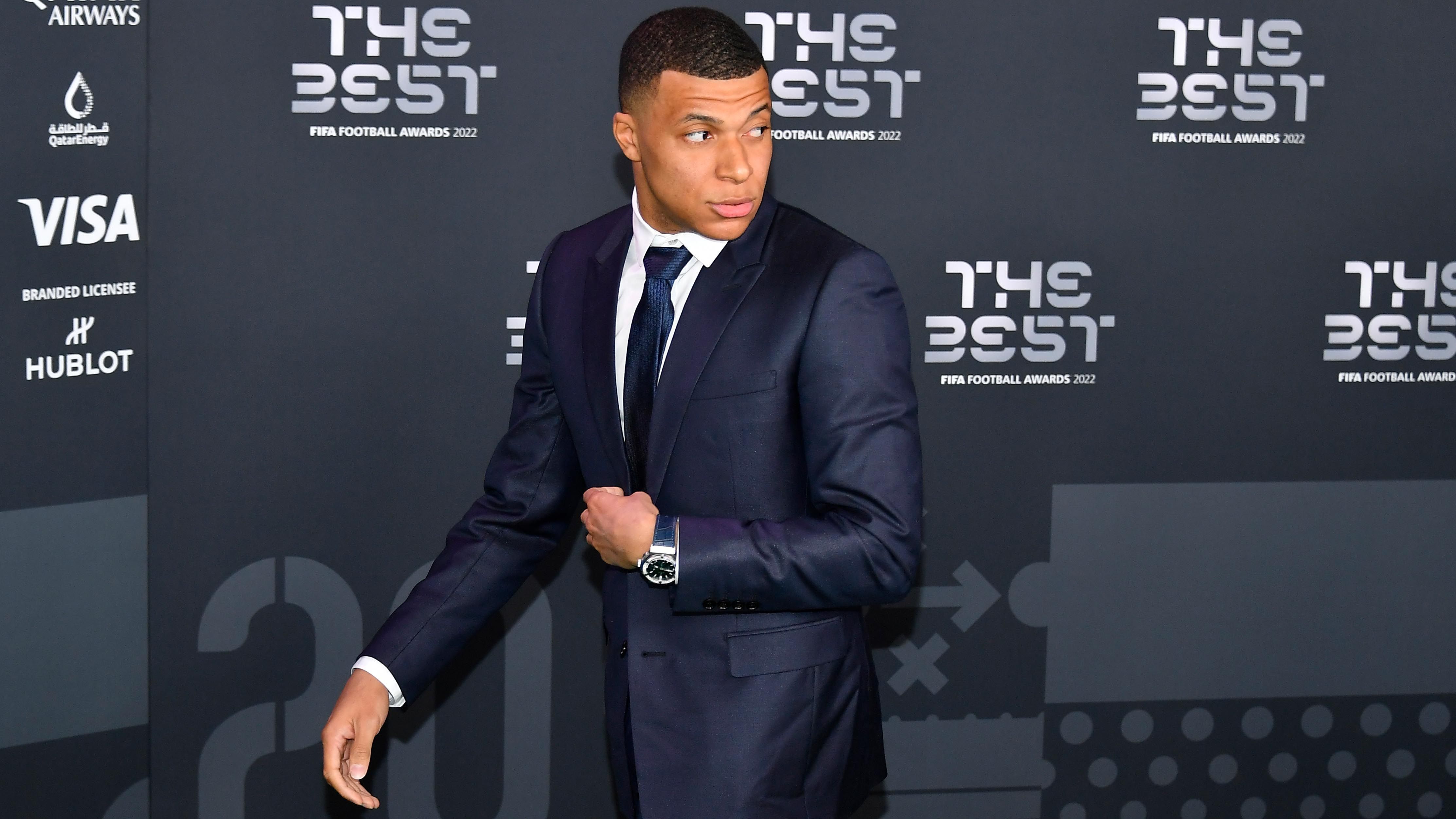 
                <strong>Kylian Mbappe </strong><br>
                Superstar Kylian Mbappe entschied sich für einen schlichten Look: Der Franzose schlenderte in einem dunkelblauen Anzug über den "Grünen Teppich".  
              