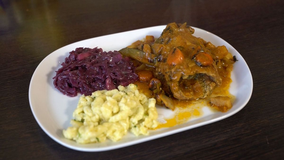 Rinderrouladen vom Kalb mit Rotkohl und selbstgemachten Spätzle