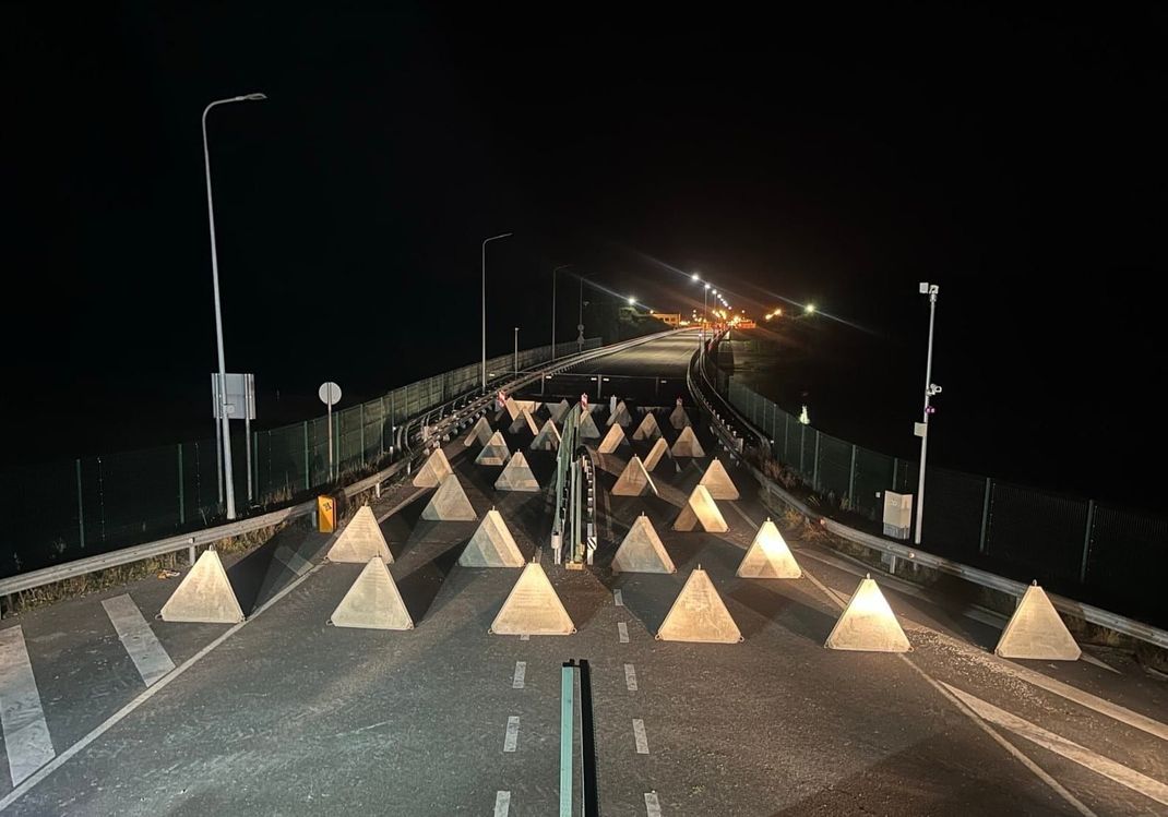 Eine litauische Brücke an der Grenze zur russischen Enklave Kaliningrad ist mit Panzersperren gesichert.