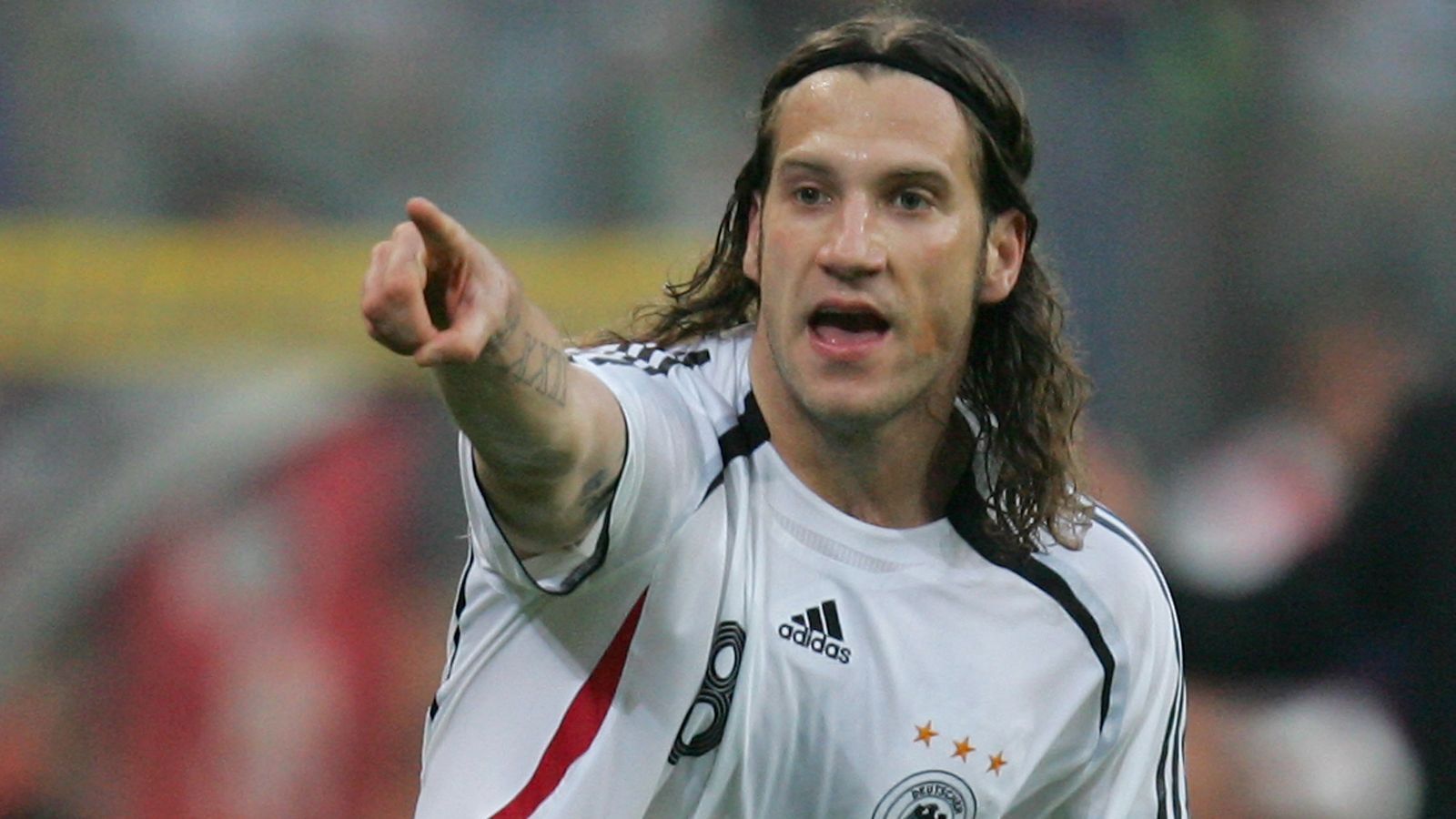 
                <strong>Torsten Frings (Karriereende)</strong><br>
                Der Traum von der WM 2010 in Südafrika zerplatzte für Torsten Frings Anfang des WM-Jahres. Löw teilte dem Ex-Bayern-Profi mit, dass er eher auf jüngere Spieler setze. Zudem hatte der Bundestrainer Zweifel am Fitness-Zustand des verletzungsanfälligen Mittelfeldspielers. "Mir bleibt nichts anderes übrig, als das zu akzeptieren, auch wenn ich völlig anderer Meinung bin als Joachim Löw", kommentierte Frings sein Aus in der Nationalmannschaft.
              