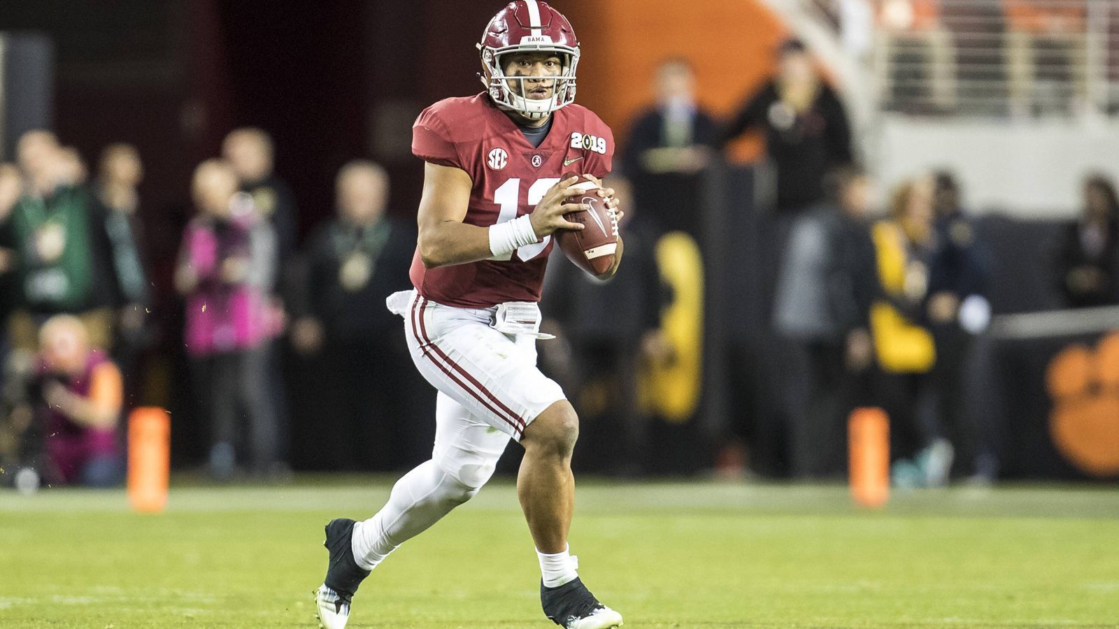 
                <strong>Das höchste Passing Efficiency Rating in einer Saison  </strong><br>
                Tua Tagovailoa (Alabama Crimson Tide)2018: 199,4
              