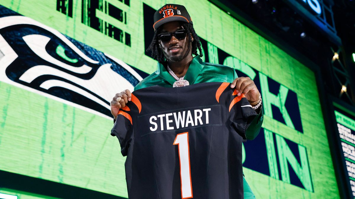 Texas A&M linebacker Shemar Stewart holds his jersey after being picked by the Cincinnati Bengals in the first round during the 2025 NFL, American Football Herren, USA draft at Lambeau Field in Gre...