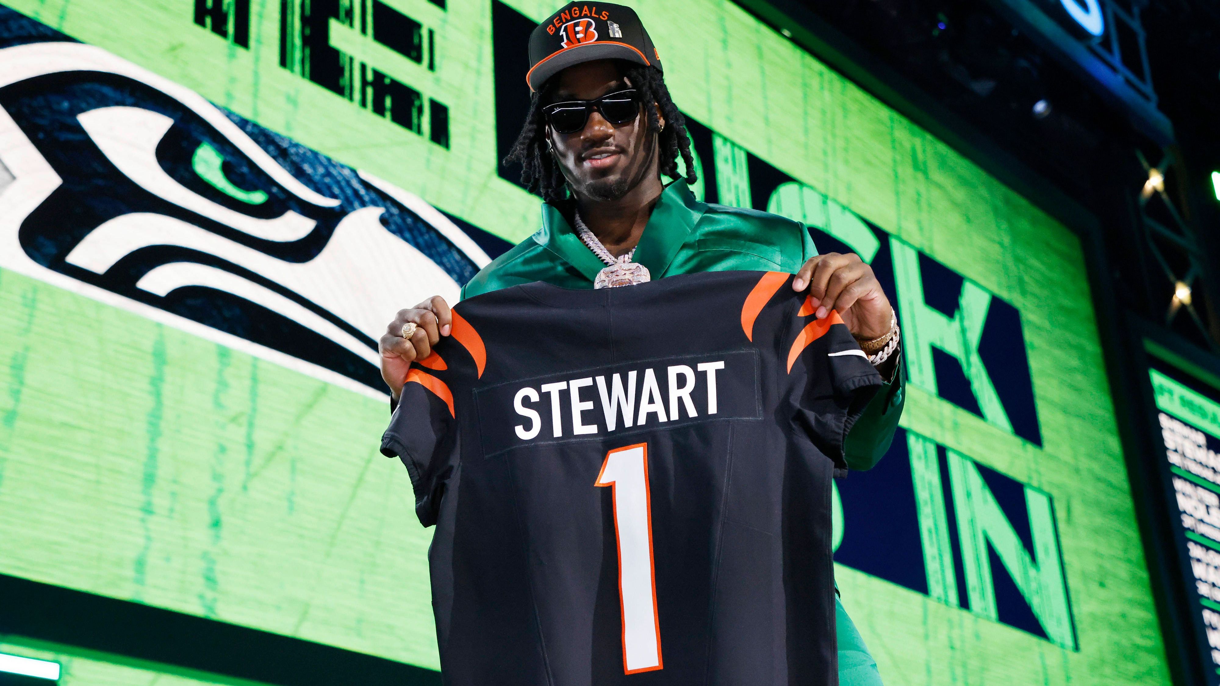<strong>Shemar Stewart (Cincinnati Bengals)</strong><br>Eine Sondersituation gibt es bei Shemar Stewart, Erstrundenpick der Bengals in diesem Jahr. Denn der Pass Rusher ist zwar beim Minicamp anwesend, wird aber nicht trainieren. Der Grund: Er hat noch gar keinen Vertrag mit Cincinnati. Noch immer hat er aufgrund von Unstimmigkeiten im Vertragswerk seinen Rookie-Kontrakt nicht unterschrieben. Im Hintergrund arbeitet man natürlich fieberhaft an einer Lösung.