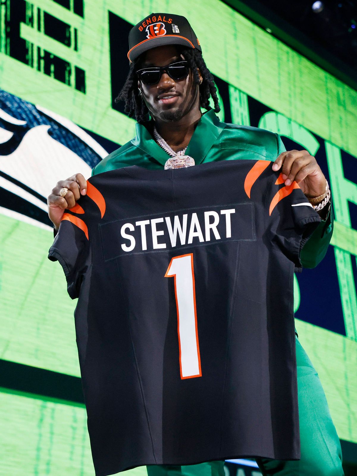 Texas A&M linebacker Shemar Stewart holds his jersey after being picked by the Cincinnati Bengals in the first round during the 2025 NFL, American Football Herren, USA draft at Lambeau Field in Gre...