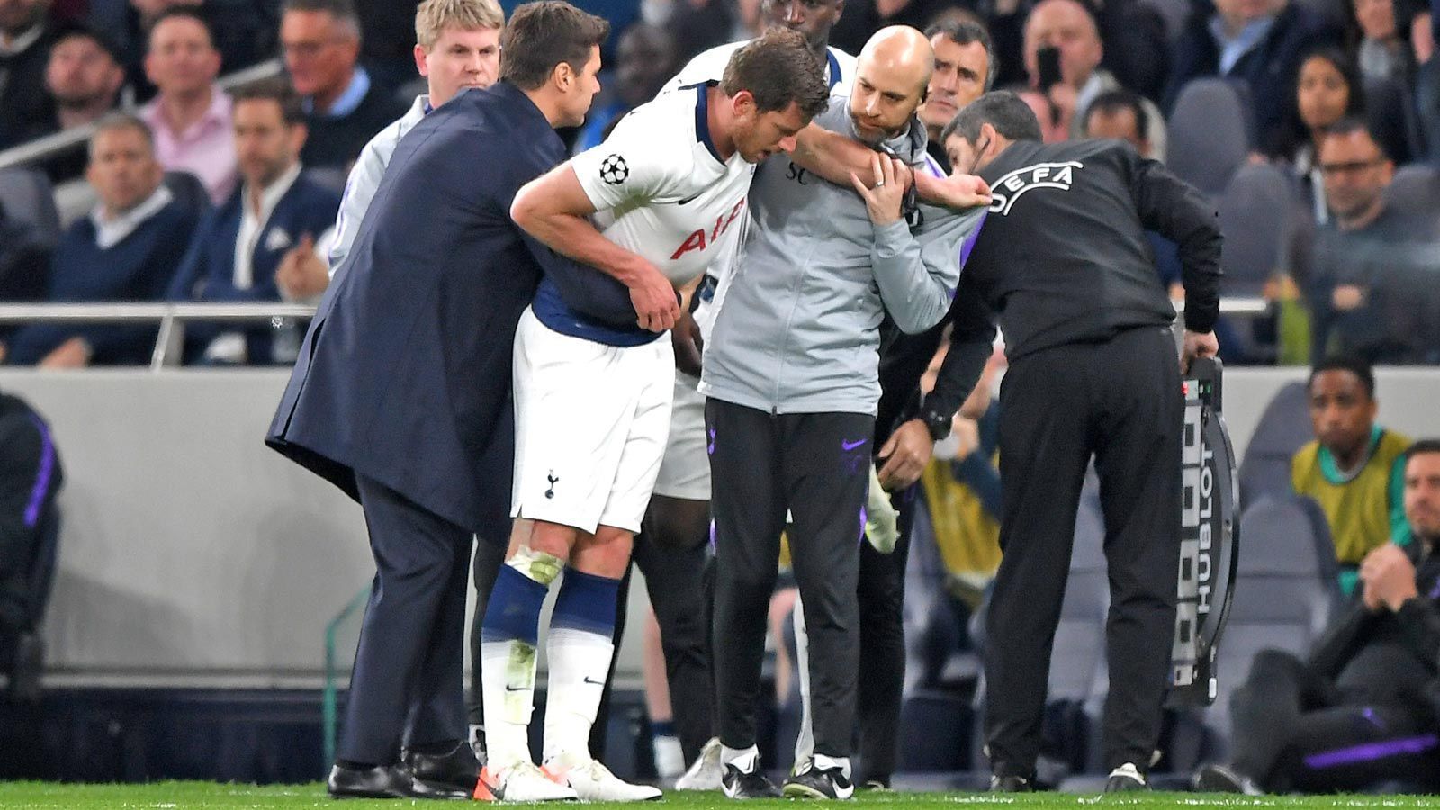 
                <strong>Jan Vertonghen</strong><br>
                Auch ihm wird in der Anfangsphase in der Dreierkette bei den agilen Gästen bisweilen schwindelig. Das gilt später sogar wörtlich: Nach einem bösen Zusammenprall mit Alderweireld und Ajax-Keeper Onana muss er mehrere Minuten lang behandelt werden, er wird in der 39. Minute schließlich ausgewechselt. ran-Note: 4
              