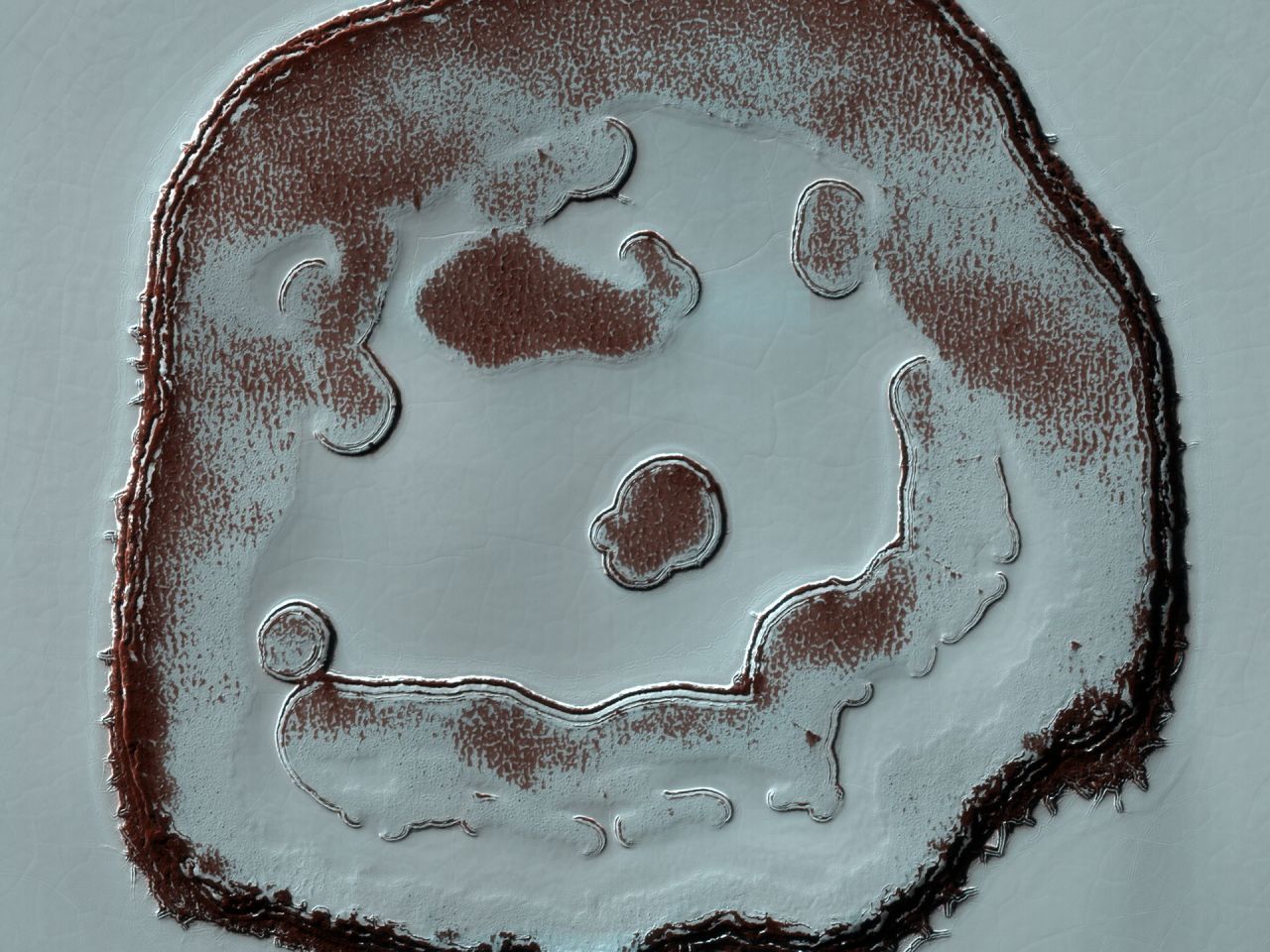 Der "Happy Crater" befindet sich in der südlichen Polarregion auf dem Mars. In den letzten zehn Jahren wurde der "Mund" größer und die "Nase", die zuvor aus zwei kreisförmigen Anordnungen bestand, verschmolz zu einer.