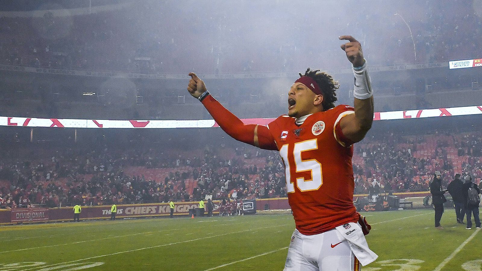 
                <strong>Patrick Mahomes in historischer Form</strong><br>
                Auch Patrick Mahomes ist in der aktuellen Verfassung kaum zu stoppen. Bei dem Sieg über die Houston Texans mutierte er zum ersten Quarterback der NFL-Geschichte, der in einem Playoff-Spiel mindestens 300 Passing-Yards (321), fünf Touchdown-Pässe (5) und 50 Rushing Yards (53) erlangte. Ebenfalls interessant: Mahomes warf seit Beginn der Saison 2018 inklusive der Playoff-Spiele insgesamt 84 Touchdown-Pässe – mehr als jeder andere Quarterback in diesem Zeitraum.
              