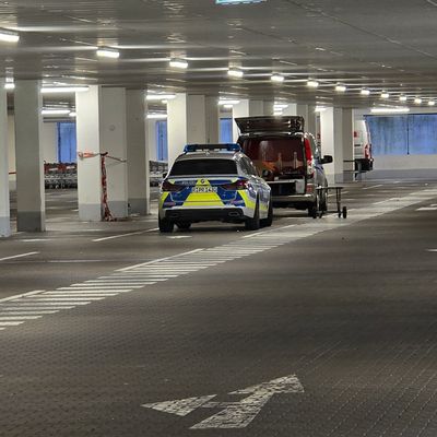 Leiche einer Frau im Kofferraum