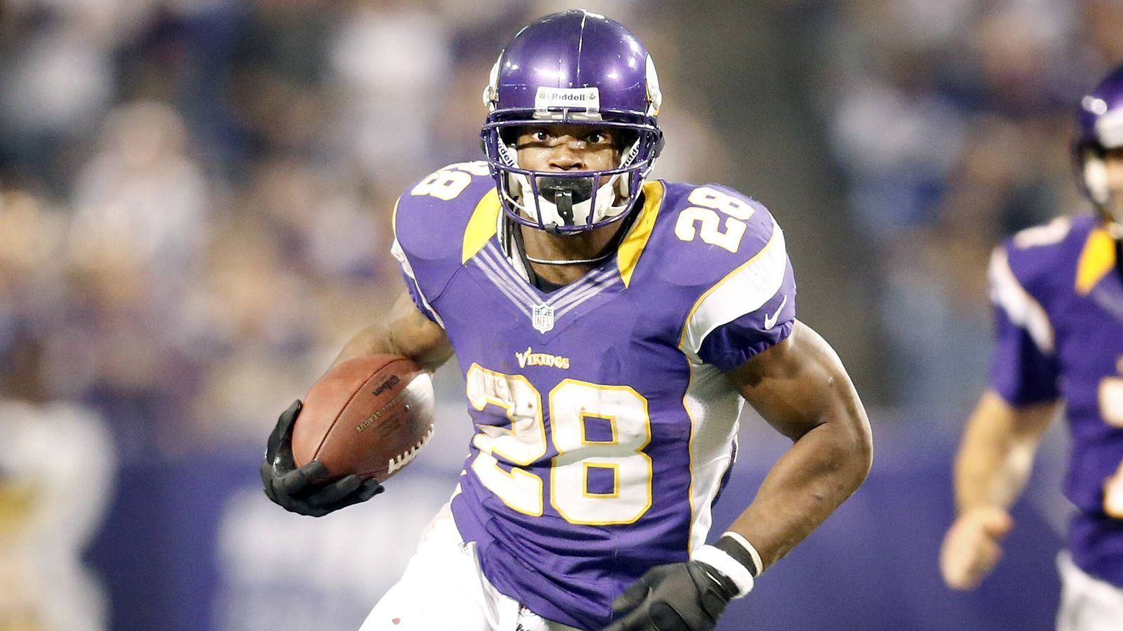 
                <strong>2. Adrian Peterson</strong><br>
                Yards: 2.097Team: Minnesota VikingsSaison: 2012
              