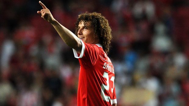 
                <strong>David Luiz</strong><br>
                David Luiz: David Luiz kam in der Winterpause der Saison 2006/2007 vom brasilianischen Erstligisten EC Vitoria für eine halbjährige Leihe zu Benfica Lissabon und überzeugte direkt. Für angeblich nur eine halbe Million Euro konnten die Portugiesen den Brasilianer zum Ende der Saison fest binden. In den folgenden vier Jahren entwickelte sich Luiz zu einem der gefragtesten Innenverteidiger Europas, sodass es den Brasilianer 2011 in die Premier League zum FC Chelsea zog.
              