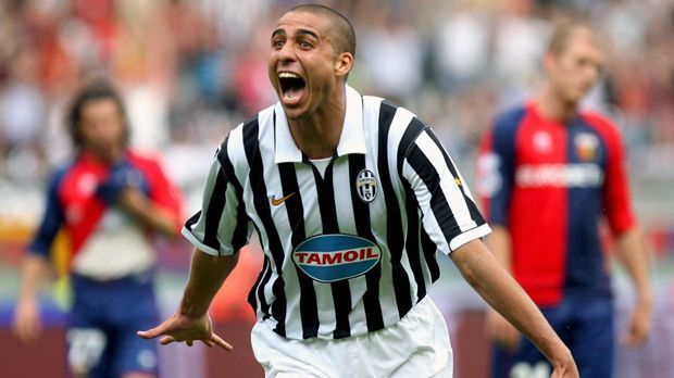 
                <strong>David Trezeguet (Juventus Turin)</strong><br>
                Ein Jahrzehnt lang spielte der französische Angreifer David Trezeguet zwischen 2000 und 2010 für Juventus Turin. Mit 28 Jahren, also im besten Fußballer-Alter, ging der Welt- und Europameister mit der Alten Dame im Sommer 2006 ebenfalls in die Serie B. Nach Del Piero war Trezeguet mit 15 Treffern in 31 Spielen der zweitbeste Torschütze des damaligen Zweitliga-Meisters. Insgesamt konnte der 1,90 Meter große Angreifer während seines Jahrzehnts in Turin 179 Pflichtspiel-Treffer für den heutigen Serienmeister erzielen. Im Sommer 2010 wechselte Trezeguet zum damaligen spanischen Erstligisten Hercules Alicante, später unter anderem noch nach Argentinien und Indien.
              