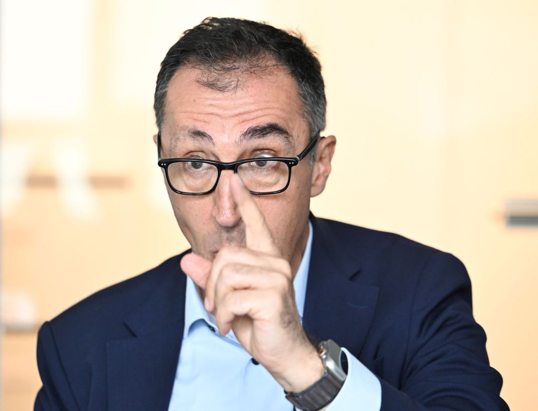 Cem Özdemir glaubt, ein Social-Media-Verbot für Kinder ließe sich kontrollieren.