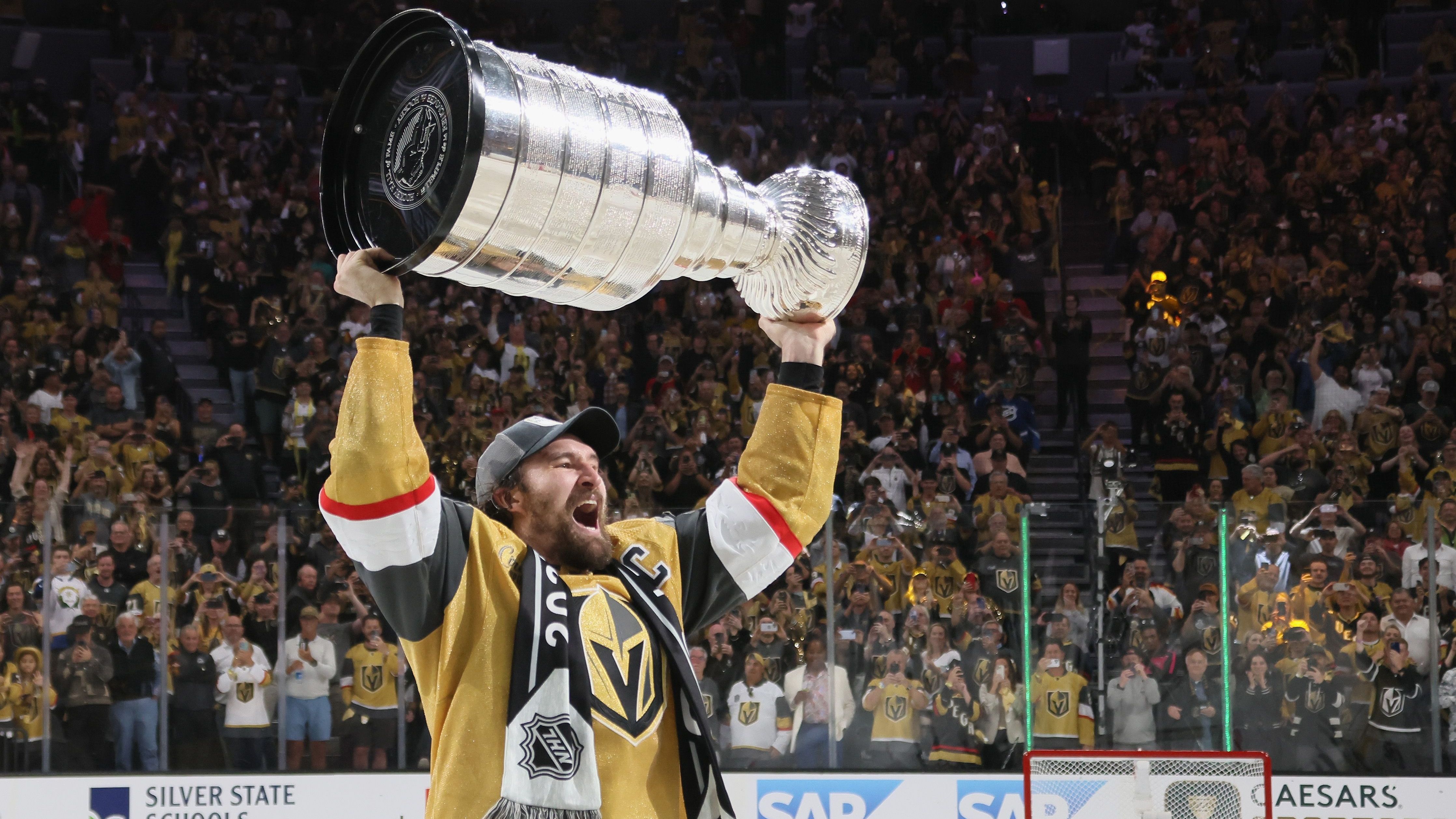 <strong>NHL: Diese Teams sind bereits für die Playoffs qualifiziert</strong><br>Im vergangenen Jahr wurden die Vegas Golden Knights NHL-Champion. Nun stehen erneut die Playoffs an und somit der heißersehnte Kampf um den Stanley Cup. <strong><em>ran</em></strong> zeigt alle Mannschaften, die sich schon für die Playoffs qualifiziert haben.