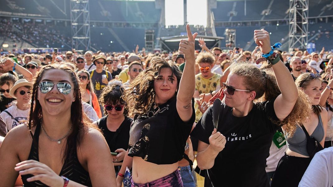 Musikfans feiern ausgelassen in Berlin beim Lollapalooza.