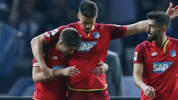 
                <strong>Tore durch Neuzugänge: Hoffenheim überragt</strong><br>
                Von den bisherigen 58 Saisontoren von 1899 Hoffenheims gehen 41 Treffer auf das Konto von Neuzugängen. Damit steuern die Kraichgauer durch die Treffer von Andrej Kramaric, Sandro Wagner und Kerem Demirbay (v.l.n.r.) einen Spitzenwert an. Zuletzt hatte der FC Bayern München in der Saison 2009/10 (nach 34 Spielen) mit 52 Treffern eine bessere Ausbeute durch Neuzugänge. 
              