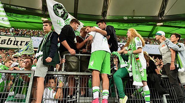 
                <strong>14. Platz: VfL Wolfsburg (Volkswagen Arena)</strong><br>
                Platz 14: VfL Wolfsburg. Auch Hannovers Rivale aus Niedersachsen begrüßt bei Bundesligaspielen bis zu  stehende Fans und teilt sich daher Rang 14. Allerdings passen in die Volkswagen Arena auch "nur" 30.000 Fans. Die Quote liegt mit 26,7 Prozent Stehplätzen beim Vizemeister deutlich höher als bei Hannover.
              