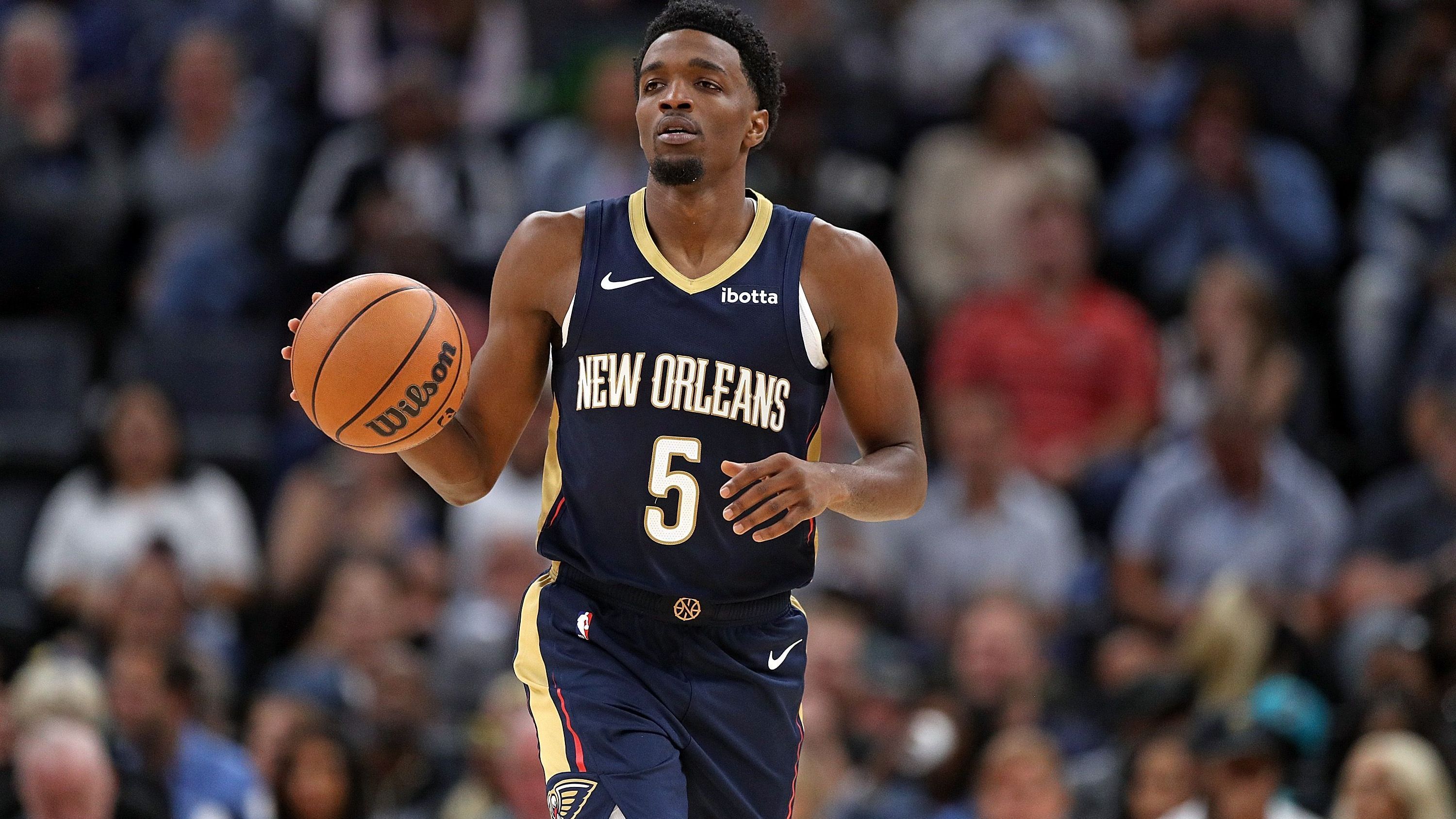 <strong>Herb Jones (New Orleans Pelicans) - All-Defensive First Team</strong><br>Der aktuell wohl beste On-Ball-Defender der NBA darf im First Team auch nicht fehlen. Herb Jones ist eine konstante Pest am Ball und der Albtraum eines jeden NBA-Guard- oder Wings. Jones ist auch in der Lage, größere Spieler zu checken und standhaft zu bleiben. 1,4 Steals und 0,8 Blocks pro Partie sind ein starker Wert.