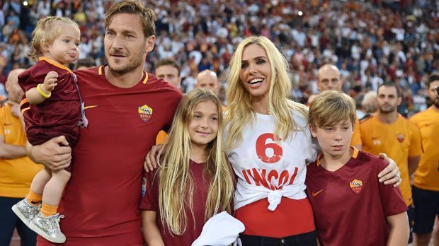 
                <strong>Francesco Totti</strong><br>
                Francesco Totti und seine Frau Ilary Blasi sind ein schillerndes Paar, exzentrisch. Ausgerechnet die Zweitgeborene bekam das zu spüren: Chanel Totti (Mitte) muss ihr Leben lang mit einem Modekonzern-Namen herumlaufen. Sohn Cristian und Tochter Isabel kamen deutlich besser weg.
              