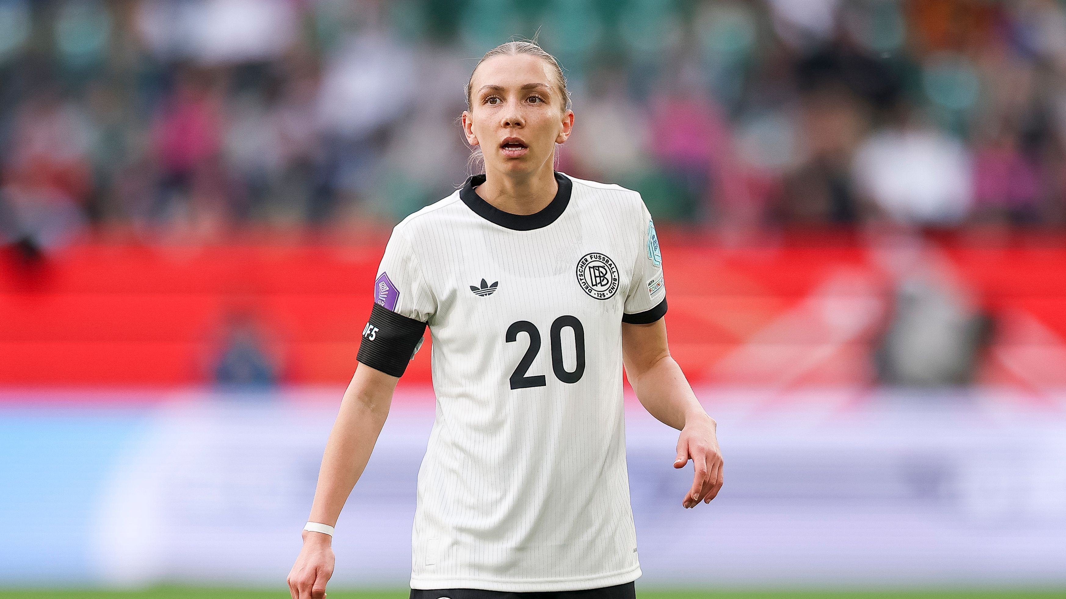<strong>Elisa Senß</strong><br>Position: Mittelfeld<br>Verein: Eintracht Frankfurt<br>Länderspiele: 21