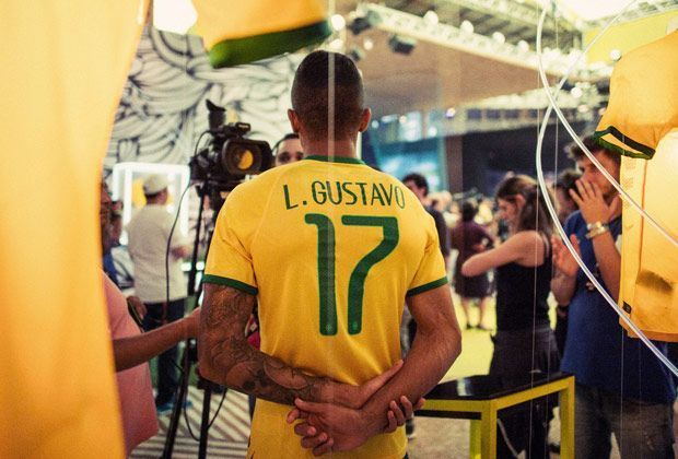 
                <strong>Gefragter Mann</strong><br>
                Trotz Neymar, Hulk oder Dani Alves - rund um die Selecao ist Luiz Gustavo ein gefragter Spieler. Nicht nur für Trainer Luiz Felipe Scolari ist der "Wolf" ein Hoffnungsträger für 2014
              