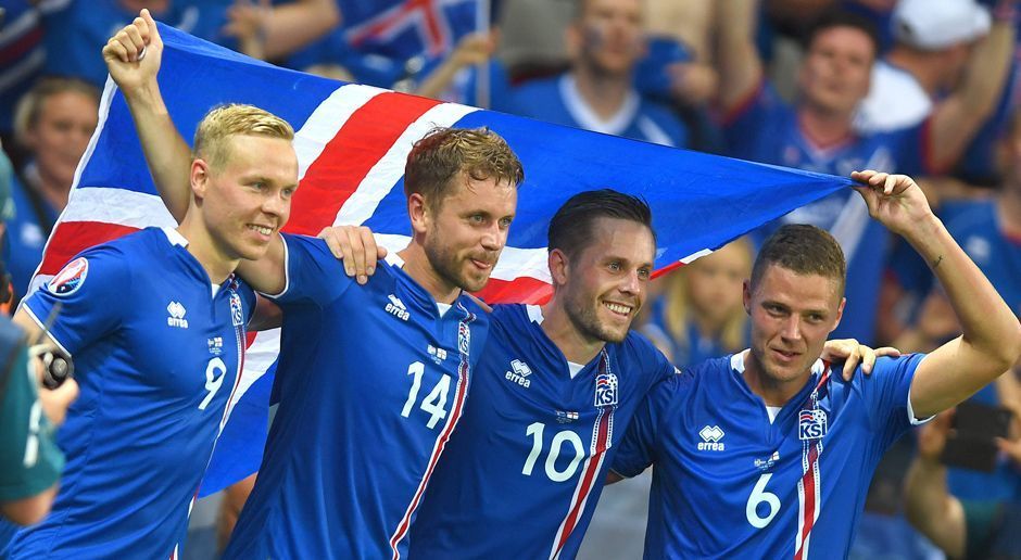 
                <strong>Island</strong><br>
                Island - 9 Spieler: Kari Arnason, Birkir Bjarnason, Johann Gudmundsson, Aron Gunnarsson, Hannes Halldorsson, Birkir Saevarsson, Kolbeinn Sigthorsson, Gylfi Sigurdsson, Ari Skulason.
              