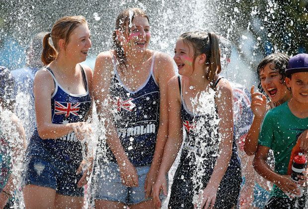 
                <strong>MelBURN: So heiß laufen die Australian Open</strong><br>
                Und auch die Fans in Australien behelfen sich mit ihren ganz eigenen Methoden. Diese Teenager machen einen Springbrunnen mal eben zum Plantschbecken. Man muss sich eben zu helfen wissen.
              