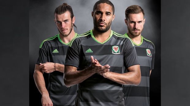 
                <strong>Wales (Auswärtstrikot)</strong><br>
                Wales (Auswärtstrikot): Die zweite Trikot-Variante der Waliser hat eine weniger stechende Farbe. In zwei verschiedenen Grau-Tönen, bringt das Trikot nur durch das Logo etwas grüne Farbe ins Spiel.
              