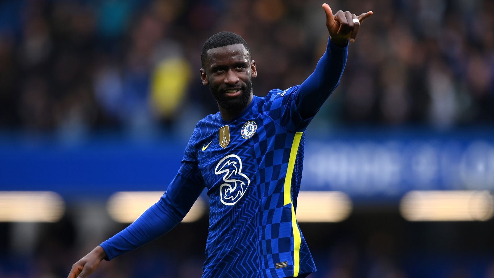 
                <strong>Abwehr: Antonio Rüdiger (FC Chelsea)</strong><br>
                Als einziger Premier-League-Profi aus Deutschland schaffte es Chelsea-Verteidiger Antonio Rüdiger dieses Mal ins PFA-Team der Saison. Der 29-Jährige kam wie van Dijk in 34 Saisonspielen zum Einsatz und dabei gelangen dem gebürtigen Berliner drei Tore und zwei Vorlagen. Da Rüdigers Vertrag Ende Juni ausläuft, verlässt der Nationalspieler die Londoner ablösefrei in Richtung Real Madrid. Damit ist Rüdiger bald einer der wenigen Spieler, der in allen vier Topligen unter Vertrag stand. 
              