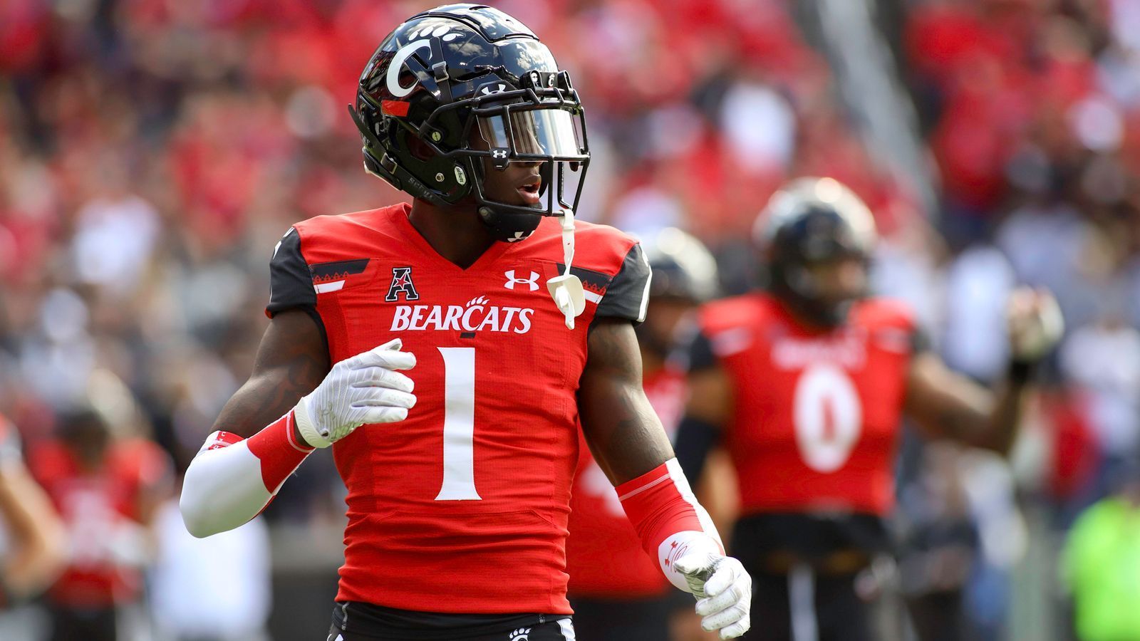 
                <strong>8. Pick: Atlanta Falcons - Ahmad Gardner, CB, Cincinnati</strong><br>
                Die Defense der Atlanta Falcons braucht dringend Verstärkung - wie eigentlich fast jeder Mannschaftsteil. Der physisch starke Ahmad "Sauce" Gardner könnte ein Problem lösen. 2021 hat er lediglich 131 Yards in 14 Spielen auf seiner Seite zugelassen.
              