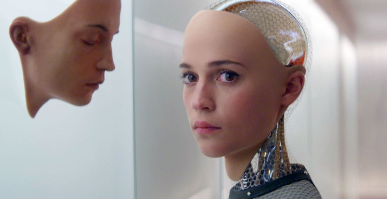 Im Film "Ex Machina" von 2015 verführt Alicia Vikander als intelligente Roboterfrau Ava den Menschen Caleb, sie in die Freiheit zu entlassen. Sie tötet ihren Erfinder, um ein Leben als Mensch unter den Menschen führen zu können. Für die visuellen Effekte gab's einen Oscar.