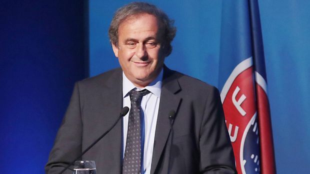 
                <strong>EM 2020</strong><br>
                EM 2020: "Es ist vielleicht eine verrückte Idee, aber eine gute", sagte der frühere Uefa-Präsident Michel Platini. Was er 2012 meinte: Eine EM in ganz Europa. Verrückt? Ja, aber tatsächlich in die Tat umgesetzt. 2020 findet das Turnier in 13 Ländern statt, darunter auch Deutschland.
              