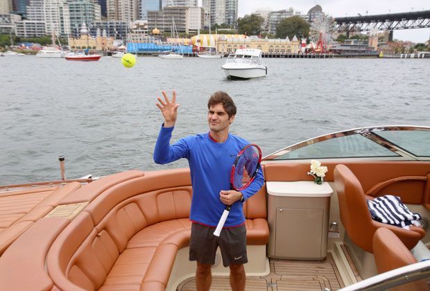 
                <strong>Wasser-Tennis mit Roger Federer und Lleyton Hewitt</strong><br>
                Roger Federer macht eine Woche vor dem Start der Australian Open in Melbourne einen kurzen Abstecher nach Sydney. Dort schwingt er sich in ein Schnellboot, greift zum Schläger ...
              