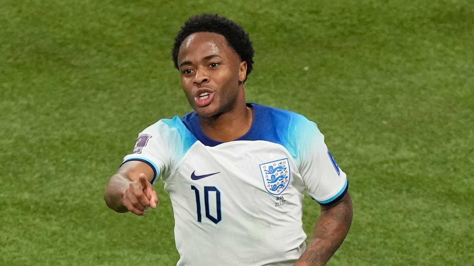 
                <strong>Raheem Sterling</strong><br>
                Auch er schüttelt seine Formkrise im Verein ab und tobt sich in der gegnerischen Hälfte munter aus. In der Nachspielzeit der ersten Halbzeit vollendet er einen sehenswerten Angriff über Bellingham und Kane mit dem 3:0 aus Nahdistanz. ran-Note: 
              